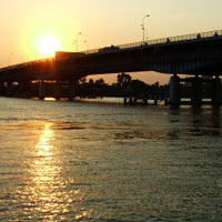 Tin tức trong ngày - Thiếu úy công an nhảy cầu bắt cướp